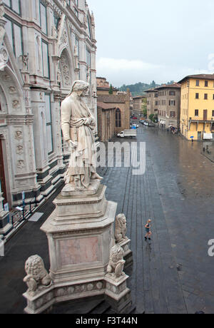 Statua di Dante di fronte la Basilica di Santa Croce a Firenze, Italia Foto Stock