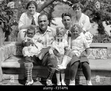 ENRICO CARUSO (1873-1921) Italiano Tenore lirico con la sua famiglia a circa 1920. Sua moglie Dorothy si siede dietro di lui mentre trattiene la loro giovane figlia di Gloria. Accanto a lui i s il figlio Rodolfo da un precedente matrimonio tenendo i suoi due figli da sua moglie a posteriori. Foto Stock