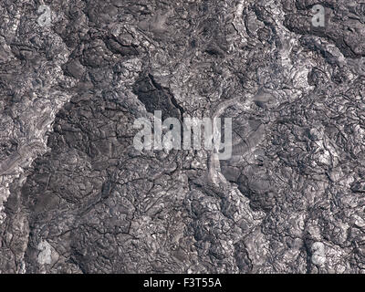 Patterns crepe e forme emergono da questo vicino la porzione di nera lava solidificata sull'isola di Hawaii Foto Stock