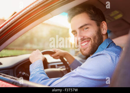 Uomo alla guida di una vettura Foto Stock