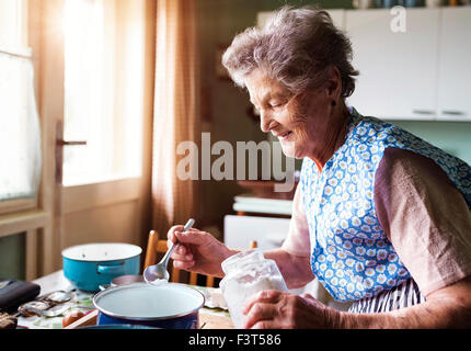 Senior donna la cottura Foto Stock