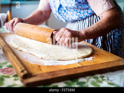 Senior donna la cottura Foto Stock