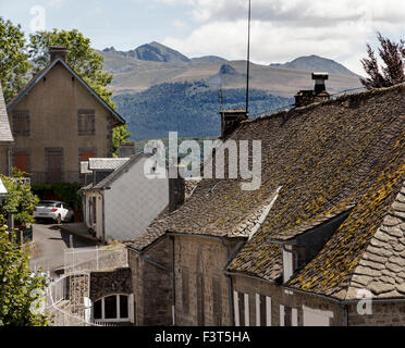 La città di La Tour d'Auvergne con Puy de Sancy e un altro vulcano estinto in background Foto Stock