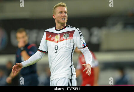 Leipzig, Germania. Undicesimo oct, 2015. La Germania Andre Schuerrle reagisce durante l'EUFA EURO 2016 partita di qualificazione tra la Germania e la Georgia nell'Arena di Lipsia, in Germania, 11 ottobre 2015. Foto: THOMAS EISENHUTH/dpa/Alamy Live News Foto Stock