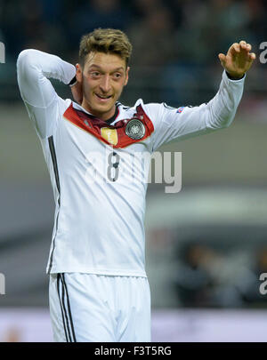 Leipzig, Germania. Undicesimo oct, 2015. La Germania Mesut Ozil reagisce durante l'EUFA EURO 2016 partita di qualificazione tra la Germania e la Georgia nell'Arena di Lipsia, in Germania, 11 ottobre 2015. Foto: THOMAS EISENHUTH/dpa/Alamy Live News Foto Stock