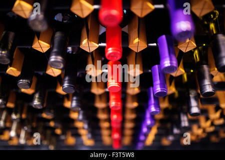 Le bottiglie di vino su un ripiano Foto Stock