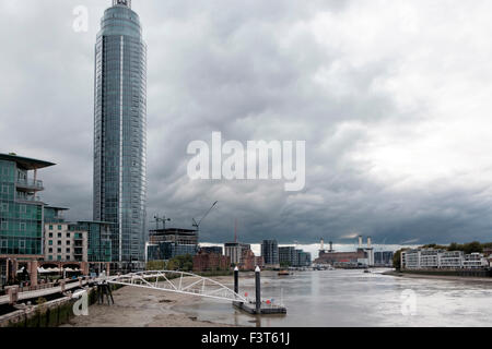 La vista lungo il fiume Tamigi da La Torre, una San George Wharf, London lungo il Nine Elms lo sviluppo Foto Stock