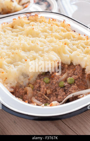 Cottage Pie o pastore pie un trito di carne e verdura torta con un condimento di purè di patate Foto Stock