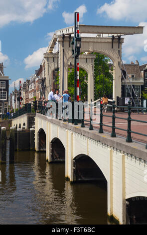 Il Magere Brug (Skinny ponte) è un ponte sul fiume Amstel di Amsterdam. Foto Stock