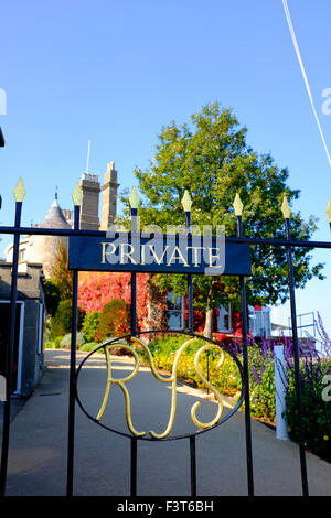 Cancello di ingresso privato il Royal Yacht Squadron è uno dei più prestigiosi yacht club in tutto il mondo. La sua clubhouse è Cowes castello sull'Isola di Wight nel Regno Unito. Gli Stati yachts sono dato il suffisso RYS per i loro nomi e il permesso di volare il bianco alfiere della Royal Navy[1] piuttosto che il commerciante Red Ensign volato da parte della maggioranza degli altri registrati nel Regno Unito le navi. Il club di patrono è la Regina Elisabetta II e il club di Admiral è il principe Filippo che è anche un ex club Foto Stock