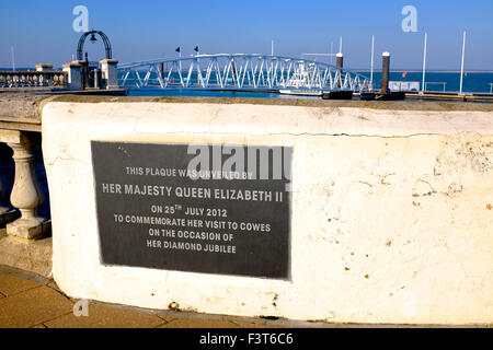 Placca su Cowes sfilata di commemorazione di Sua Maestà la Regina Elisabetta sua visita alla città per la sua occasione del suo giubileo di diamante Isle of Wight England Regno Unito Foto Stock