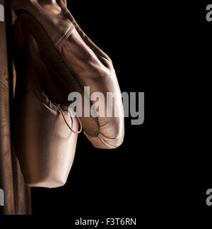 Pointe shoes appeso alla parete Foto Stock