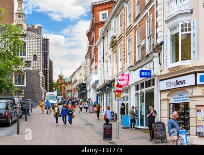 Negozi al Guildhall collina nel centro della città di Norwich, Norfolk, Inghilterra, Regno Unito Foto Stock