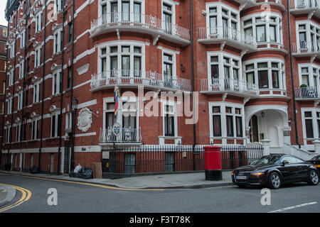 Londra, Regno Unito. 12 ottobre, 2015. Nessuna protezione di polizia al di fuori dell'Ambasciata ecuadoriana in Knightsbridge. Il controverso round-the-clock di guardia di polizia stimata al costo di £ 12 milioni è stato tirato dopo aver guardato oltre i locali poiché Julian Assange cercato asilo interno nel 2012. Credito: Pete Maclaine/Alamy Live News Foto Stock