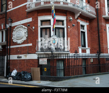 Londra, Regno Unito. 12 ottobre, 2015. Nessuna protezione di polizia al di fuori dell'Ambasciata ecuadoriana in Knightsbridge. Il controverso round-the-clock di guardia di polizia stimata al costo di £ 12 milioni è stato tirato dopo aver guardato oltre i locali poiché Julian Assange cercato asilo interno nel 2012. Credito: Pete Maclaine/Alamy Live News Foto Stock