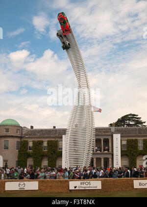 Goodwood Festival of Speed 2015 Mazda alto 40 metri scultura davanti casa di Goodwood è dotato di due Mazda auto da corsa Foto Stock