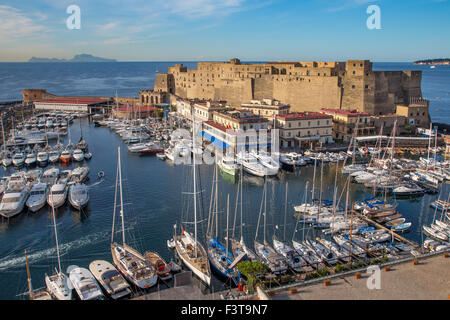 Castel dell'Ovo e marina, Ovo castello di Napoli, Italia Foto Stock