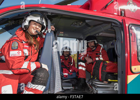Milton Common, Oxfordshire, Regno Unito. Xii Ottobre, 2015. La Thames Valley Air Ambulance equipaggio (da sinistra) Lisa Brown (ORLI paramedico) Dr. Syed Masud orli (Medico) & Dr. ed Norris orli (Medico) Credito: Peter Manning/Alamy Live News Foto Stock