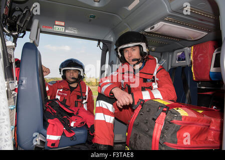 Milton Common, Oxfordshire, Regno Unito. Xii Ottobre, 2015. La Thames Valley Air Ambulance equipaggio (da sinistra) Dr. Syed Masud orli (Medico) & Dr. ed Norris orli (Medico) Credito: Peter Manning/Alamy Live News Foto Stock