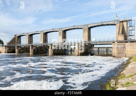 Paratoie a Holme chiuse gestito dall'Agenzia per l'ambiente sul fiume Trento a Colwick, Nottingham, Inghilterra, Regno Unito Foto Stock