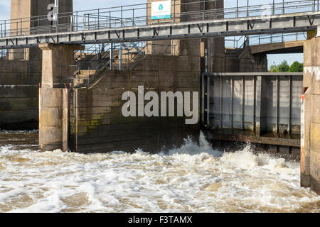 Saracinesca a Holme chiuse gestito dall'Agenzia per l'ambiente sul fiume Trento a Colwick, Nottingham, Inghilterra, Regno Unito Foto Stock