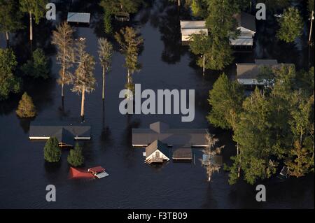 Vista aerea di case sommerse in acque alluvionali dopo record tempeste oggetto di dumping più di due piedi di pioggia Ottobre 9, 2015 in Georgetown, Carolina del Sud. Almeno 17 persone sono morte a causa delle inondazioni che effettuato la maggior parte del Sud Carolina. Foto Stock