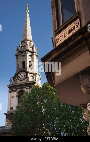 St Giles Chiesa e segno di strada nei pressi di Centrepoint e Central St Giles sviluppo, St Giles, London, Regno Unito Foto Stock