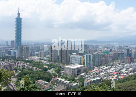 Taipei 101 tower in skyline, un punto di riferimento supertall grattacielo visto dal Xiangshan aka Elephant Mountain o il Monte Elefante, Xinyi District, Taiwan Foto Stock