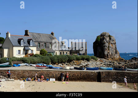 Pors Hir porto e spiaggia,Plougrescant,Tregor,Cotes-d'Armor,Bretagne,Brittany,Francia Foto Stock