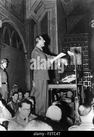 HERMANN ESSER (1900-1981) nazista di segretario di Stato per celebrare il ventitreesimo anniversario della fondazione del partito socialista nazionale (nazisti) in Monaco di Baviera Hofbrauhaus 27 febbraio 1943. Le didascalie originale recita "esser letta la proclamazione del Fuehrer, che per motivi militari, non era in grado di essere presente'. Foto Stock