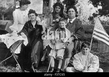 Eugène Ysaye (1858-1931) violinista belga con la sua seconda moglie Jeanette e la loro famiglia nel New York circa 1923. Foto Stock