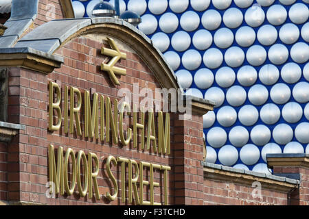 Ingresso Moor Street Station con Selfridges edificio in background, Birmingham, Inghilterra, Regno Unito Foto Stock