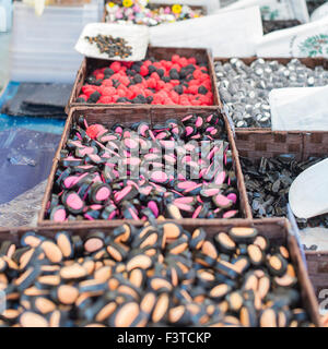 Caramelle liquirizia e frutta sul display in un mercato di strada Foto Stock