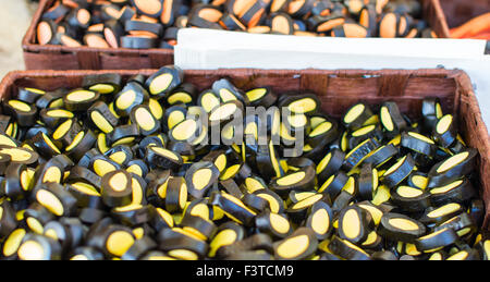 Caramelle liquirizia e frutta sul display in un mercato di strada Foto Stock