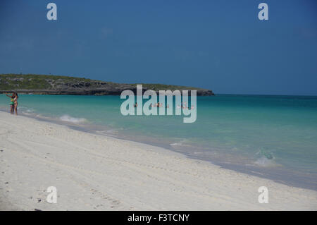 Un piccolo gruppo di persone locali, godendo la pausa pranzo sulla spiaggia di Pilar, Cuba Foto Stock