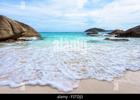 La splendida natura di blu del mare di sabbia bianca e onde sulla piccola spiaggia vicino le rocce durante l estate a Koh Miang isola in Mu Ko simil Foto Stock