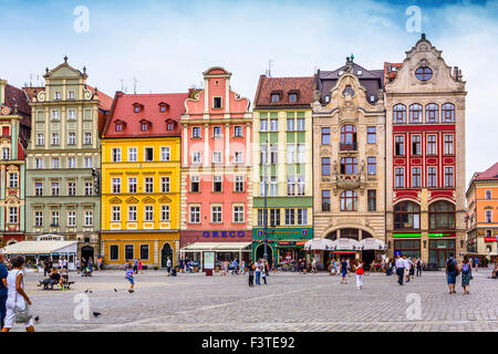 Belle case tenements e turisti a piedi la piazza del vecchio mercato a Wroclaw in Polonia Foto Stock