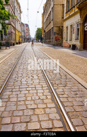 Vecchie strade di Wroclaw con il tram via e ciottoli vicino, Polonia Foto Stock