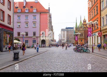 La gente a piedi nella città vecchia, la piazza del mercato, Wroclaw, Polonia, Europa, Estate 2015 Foto Stock