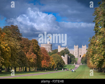 Castello di Windsor Royal Flying Standard 'HM queen nel soggiorno; visto giù per la lunga passeggiata con scuotipaglia, in colori autunnali con drammatica sky Berkshire REGNO UNITO Foto Stock