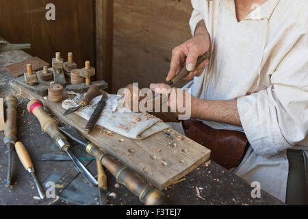 Artigiano che prepara uno strumento musicale Foto Stock