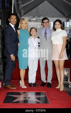 Hollywood, CA. Xii oct, 2015. Mark Consuelos, Kelly Ripa, Joaquin Consuelos, Michael Consuelos, Lola Consuelos alla cerimonia di induzione per la stella sulla Hollywood Walk of Fame per Kelly Ripa, Hollywood Boulevard, di fronte al El Capitan Theater di Hollywood, CA 12 ottobre 2015. Credito: Michael Germana/Everett raccolta/Alamy Live News Foto Stock