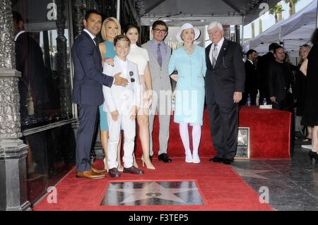 Hollywood, CA. Xii oct, 2015. Mark Consuelos, Kelly Ripa, Joaquin Consuelos, Lola Consuelos, Michael Consuelos, Essie Ripa, Joe Ripa alla cerimonia di induzione per la stella sulla Hollywood Walk of Fame per Kelly Ripa, Hollywood Boulevard, di fronte al El Capitan Theater di Hollywood, CA 12 ottobre 2015. Credito: Michael Germana/Everett raccolta/Alamy Live News Foto Stock