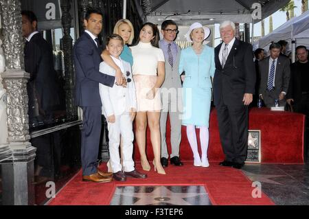 Hollywood, CA. Xii oct, 2015. Mark Consuelos, Kelly Ripa, Joaquin Consuelos, Lola Consuelos, Michael Consuelos, Essie Ripa, Joe Ripa alla cerimonia di induzione per la stella sulla Hollywood Walk of Fame per Kelly Ripa, Hollywood Boulevard, di fronte al El Capitan Theater di Hollywood, CA 12 ottobre 2015. Credito: Michael Germana/Everett raccolta/Alamy Live News Foto Stock