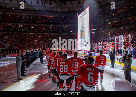 Chicago, IL, Stati Uniti d'America. Il 7 ottobre, 2015. Chicago, Illinois, Stati Uniti - I membri del Blackhawks guarda il sollevamento della Stanley Cup Champions banner prima che la National Hockey League tra Chicago Blackhawks e il New York Rangers presso la United Center di Chicago, IL. Mike Wulf/CSM/Alamy Live News Foto Stock