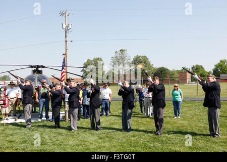 21 Salutate pistola sparato durante la dedizione. Membri della truppa C, 1° Stormo, 9 Cavalleria dedicato un OH-6 Loach elicottero Scout volato da loro unità durante la Guerra del Vietnam Foto Stock