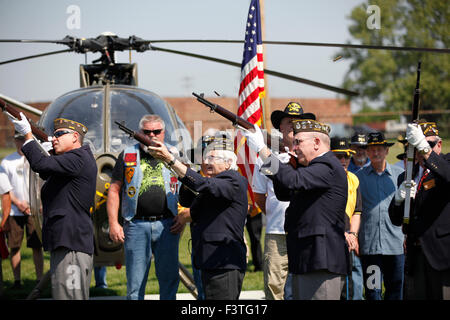 Guardia d'onore gli incendi una pistola 21 salute durante la cerimonia dei membri della truppa C, 1° Stormo, 9 Cavalleria dedicato un OH-6 Loach elicottero Scout volato da loro unità durante la Guerra del Vietnam Foto Stock