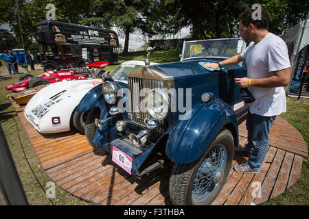 San Isidro, Argentina. Xii oct, 2015. Un espositore si prende cura di un 1928 Rolls Royce durante il 'Autoclasica 2015' mostrano, in San Isidro città, 30km di Buenos Aires, capitale dell'Argentina, il 12 ottobre 2015. Il quindicesimo 'Autoclasica 2015', la più grande macchina vintage festival in Sud America, è stata una mostra organizzata da auto d'Epoca Club della Repubblica Argentina. Essa ha presentato una selezione di 900 vintage e vetture storiche di livello internazionale. Credito: Martin Zabala/Xinhua/Alamy Live News Foto Stock