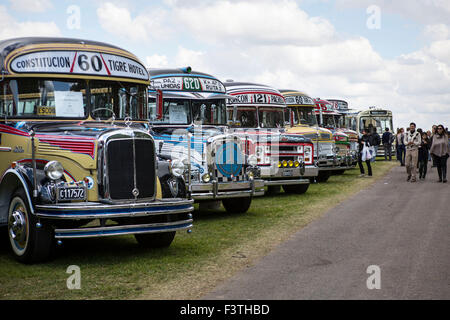 San Isidro, Argentina. Xii oct, 2015. Visitatori tour la sezione di bus durante il 'Autoclasica 2015' mostrano, in San Isidro città, 30km di Buenos Aires, capitale dell'Argentina, il 12 ottobre 2015. Il quindicesimo 'Autoclasica 2015', la più grande macchina vintage festival in Sud America, è stata una mostra organizzata da auto d'Epoca Club della Repubblica Argentina. Essa ha presentato una selezione di 900 vintage e vetture storiche di livello internazionale. Credito: Martin Zabala/Xinhua/Alamy Live News Foto Stock