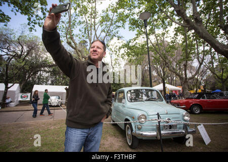 San Isidro, Argentina. Xii oct, 2015. Un visitatore prende una foto di fronte a 1958 Fiat 600 durante il 'Autoclasica 2015' mostrano, in San Isidro città, 30km di Buenos Aires, capitale dell'Argentina, il 12 ottobre 2015. Il quindicesimo 'Autoclasica 2015', la più grande macchina vintage festival in Sud America, è stata una mostra organizzata da auto d'Epoca Club della Repubblica Argentina. Essa ha presentato una selezione di 900 vintage e vetture storiche di livello internazionale. Credito: Martin Zabala/Xinhua/Alamy Live News Foto Stock